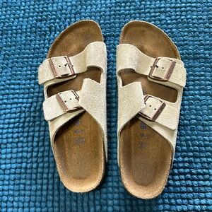 Birkenstock Suede Color is Sand.